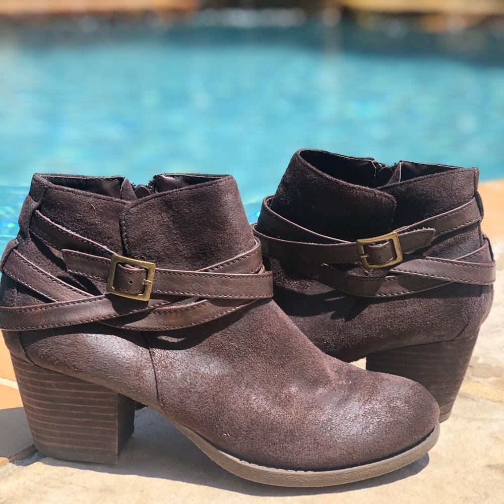 Ankle high brown swayed heeled boots